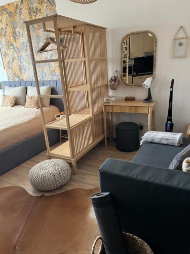 班斯科Luxury Studio in Alpinе Lodge with SPA的一间卧室配有一张床、一张书桌和一面镜子