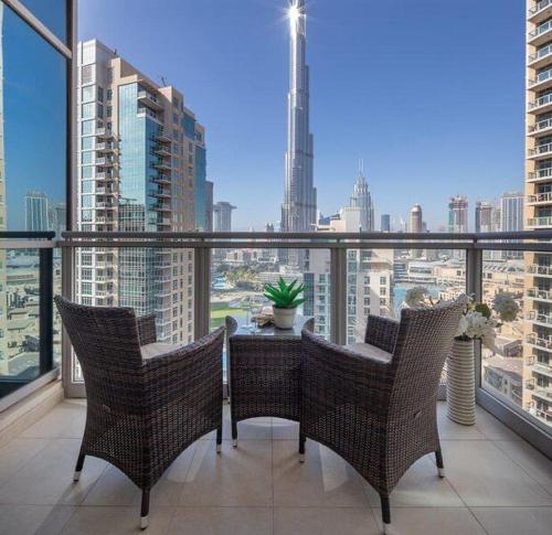 迪拜Ramble Stay Hostel Burj Khalifa view的市景阳台配有桌椅。