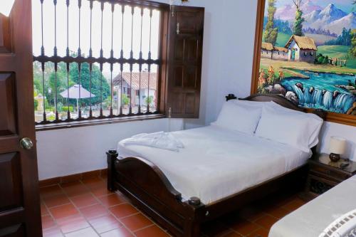 巴里查拉芬卡艾丽西亚别墅度假屋的一间卧室配有一张壁画床