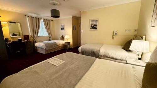 都柏林滑铁卢酒店的酒店客房,设有两张床和镜子