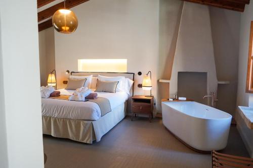 阿尔塔Juz de Yartan Art Hotel - Adults Only的一间卧室配有一张床和浴缸
