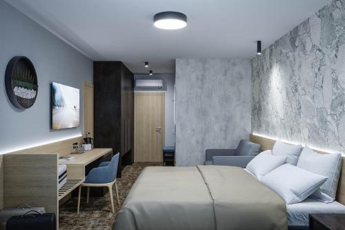 塞内奇Hotel Senec Aqua Resort的配有一张床和一张书桌的酒店客房