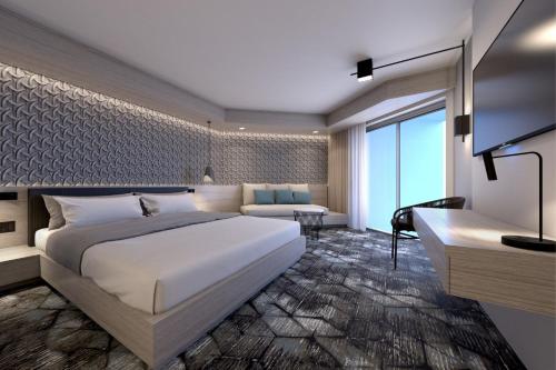代托纳海滩海洋微风俱乐部酒店的酒店客房,配有床和电视