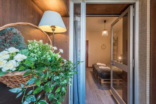 波尔图GuestReady - Woodwork Apartment的走廊上设有带沙发和鲜花的房间