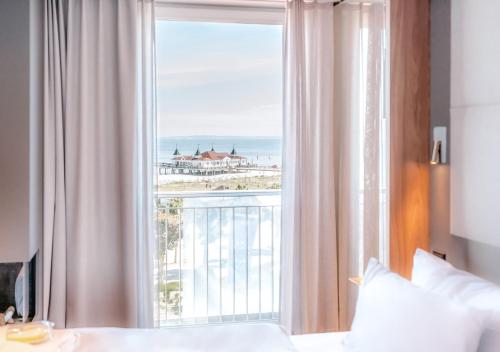 塞巴特阿尔贝克达斯阿尔贝克酒店及SPA的卧室设有海景大窗户