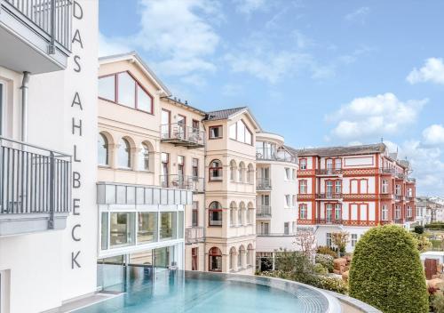 塞巴特阿尔贝克达斯阿尔贝克酒店及SPA的公寓大楼前方设有游泳池