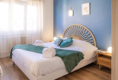 斯特拉斯堡La Robertsau, Lumineux, Paisible的一间卧室配有一张带蓝色墙壁的大床