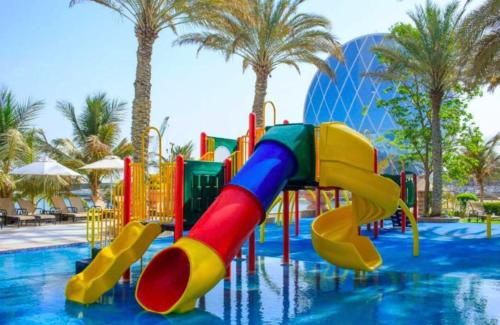 阿布扎比Al Raha Beach Hotel - Superior Room SGL - UAE的一个带五颜六色滑梯的水上公园