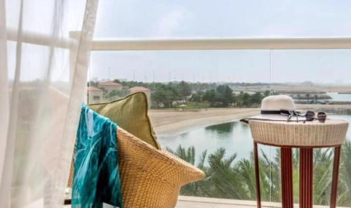 阿布扎比Al Raha Beach Hotel - Superior Room SGL - UAE的客房设有一个享有水景的窗户。