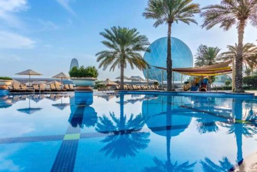 阿布扎比Al Raha Beach Hotel - Superior Room SGL - UAE的棕榈树度假村的游泳池