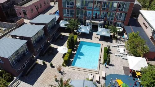 巴统Hotel Buta的享有酒店空中美景,设有游泳池