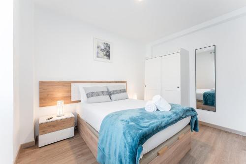 加亚新城Trendy comfort in Vila Nova de Gaia的白色卧室设有一张大床和镜子