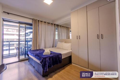 圣保罗MH 10005 - Exclusivo Studio com WF/Queen/AC的一间带一张床和一个衣柜的小卧室
