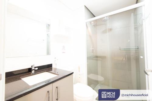 圣保罗MH 10005 - Exclusivo Studio com WF/Queen/AC的带淋浴、盥洗盆和卫生间的浴室