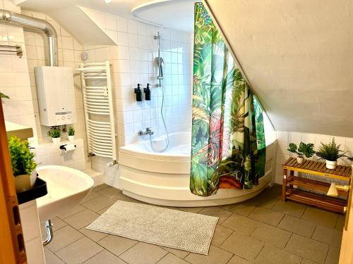 杜伊斯堡Dschungel Wohnung, neu, Netflix, Sonos, zentral的带浴缸和淋浴帘的浴室