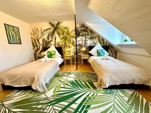 杜伊斯堡Dschungel Wohnung, neu, Netflix, Sonos, zentral的一间带两张床的卧室和绿色地毯