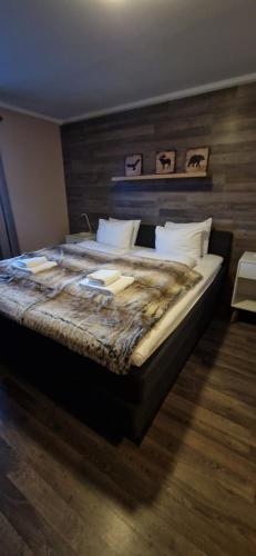 StrandeKvitfjell Hotel的一间卧室设有一张大床,铺有木地板