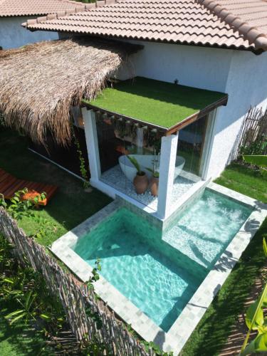 圣米格尔-杜斯米拉格里斯POUSADA ZAYA的房屋旁带游泳池的房子