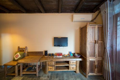 阳朔阳朔水云阁酒店的客房设有木桌和墙上的电视。