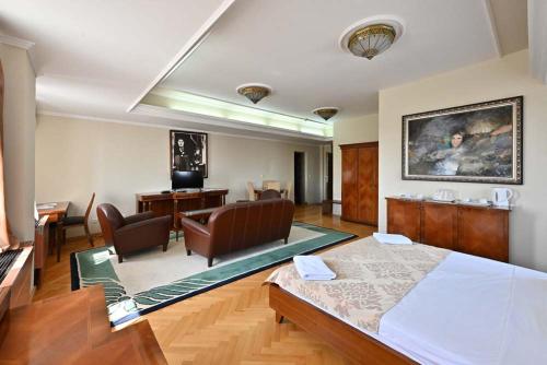 诺维萨德Sole Mio Wellness & SPA的客房设有床、沙发和书桌。