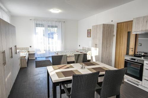 洪波莱茨Penzion Fann的厨房以及带桌椅的用餐室。