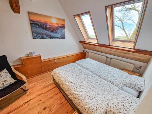 欣德洛彭De Gelukskever的一间小卧室,配有床和2个窗户