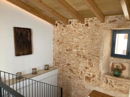 塞萨利内斯Can Roig的一间设有石墙和楼梯的房间