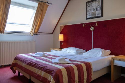 巴勒哈姆斯泰德托伦霍夫酒店的酒店客房,配有带毛巾的床