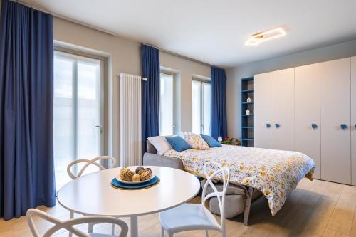 拉莫拉La Casa Nelle Aie - Appartamento Dolcetto - Private Parking - Free Wifi & AC的客厅配有床和桌子