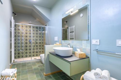 拉莫拉La Casa Nelle Aie - Appartamento Dolcetto - Private Parking - Free Wifi & AC的一间带水槽和淋浴的浴室