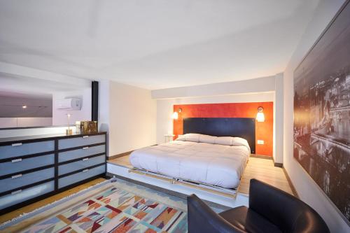 都灵Loft Santa Giulia的一间卧室配有一张床和一个梳妆台