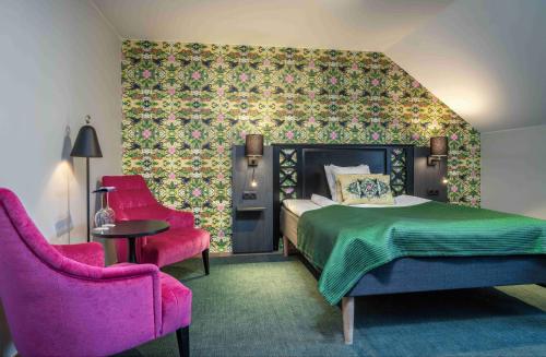 哥德堡Thon Partner Hotel Dockyard的一间卧室配有一张床和一对粉红色的椅子