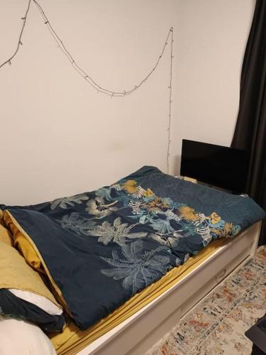 海牙La Maison Bleue - La Haye的床上有蓝色毯子