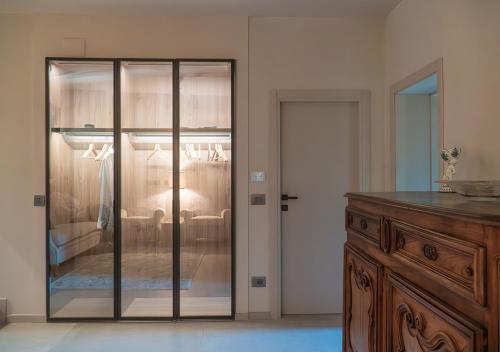 夸特罗卡斯泰拉Casale Gambini的卧室设有玻璃门,可通往一张床