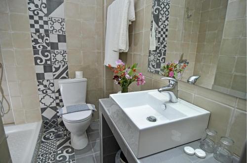 佩弗卡里Thassos ESPERIA HOTEL的浴室配有白色水槽和卫生间。