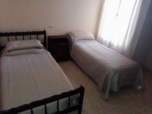 奇莱西托Casa en Chilecito equipada cerca ruta 40的小型客房 - 带2张床和窗户