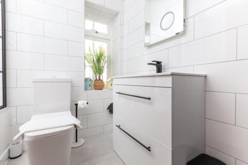 布莱顿霍夫GuestReady - Espaço maravilhoso em Brighton e Hove的白色的浴室设有卫生间和水槽。