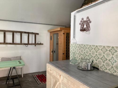 MindszentkállaAblak a hegyre vendégház的一间厨房,在房间内配有台面