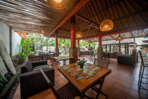 乌鲁瓦图Olo Surf Nature的客厅配有沙发和桌子