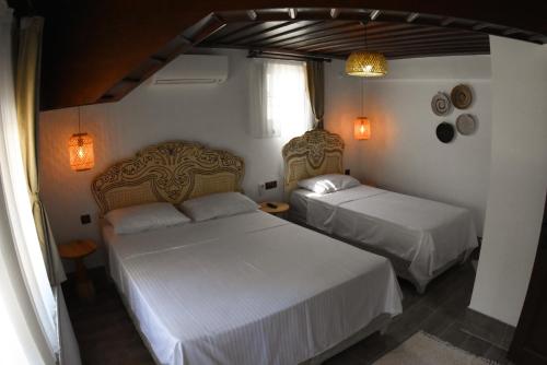 阿马西亚Albayrak Konağı Otel的卧室内的两张床,配有白色床单