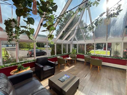 泰恩德拉姆穆图本多兰酒店 的温室里有很多窗户和植物