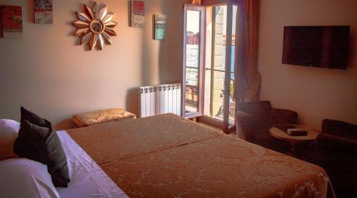 威尼斯拉卡尔西纳酒店的一间卧室设有一张床和一个大窗户