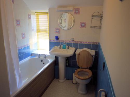 马拉扎恩乔德斯度假屋的浴室配有卫生间、盥洗盆和浴缸。