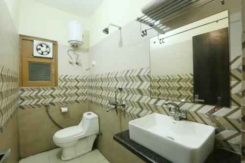 诺伊达Hotel Lemon Suites的一间带水槽和卫生间的浴室