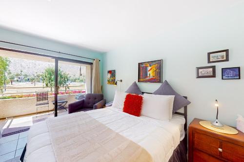 棕榈泉Mountains & Palms #5648的一间卧室设有一张大床和一个大窗户