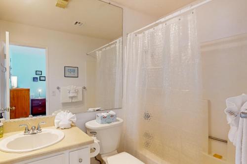 棕榈泉Mountains & Palms #5648的浴室配有卫生间、盥洗盆和淋浴。