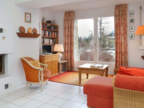 尚佩克斯Apartment Alpes et Lac 2 by Interhome的带沙发和窗户的客厅