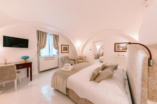 米诺利Antica Rheginna Luxury Room的一间白色的卧室,配有床和客厅