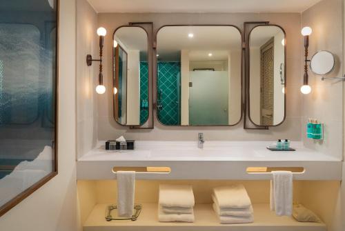莫雷洛斯港El Beso Adults Only at Ocean Coral & Turquesa All Inclusive的一间带水槽和镜子的浴室