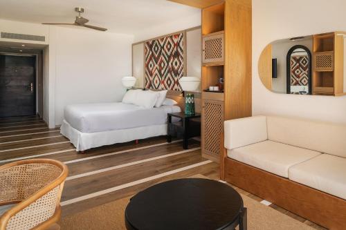 莫雷洛斯港El Beso Adults Only at Ocean Coral & Turquesa All Inclusive的客厅配有床和沙发